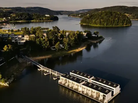 Niezapomniane domki na wodzie w Jeziorze Rożnowskim dla każdego