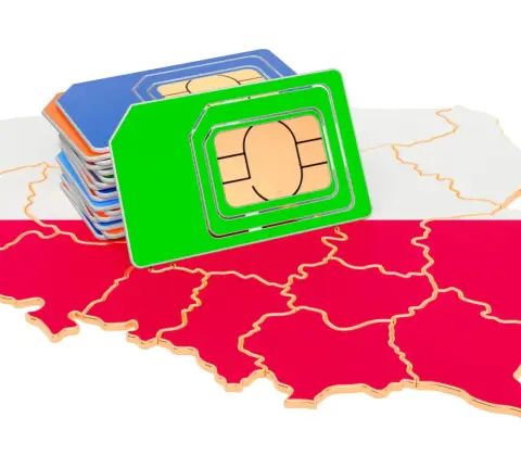 Stos kolorowych kart SIM na tle mapy Polski.