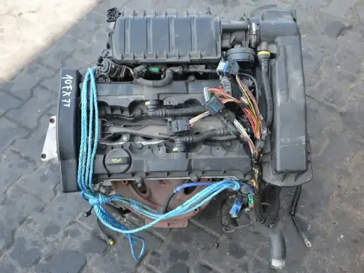 Silnik do Peugeot 307 1.6 benzyna, z widocznymi przewodami i oznaczeniem 107FX7.