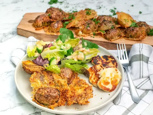 Ugnsbakad potatis med parmesan och en fräsch sallad. En härlig rätt med krispig potatis i ugn parmesan.