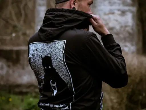 Usuwanie nadruku z bluzy: żelazko, chemia, mrożenie co wybrać?