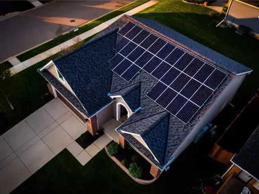 Maison avec panneaux solaires sur le toit, prête pour une déclaration cacsi.