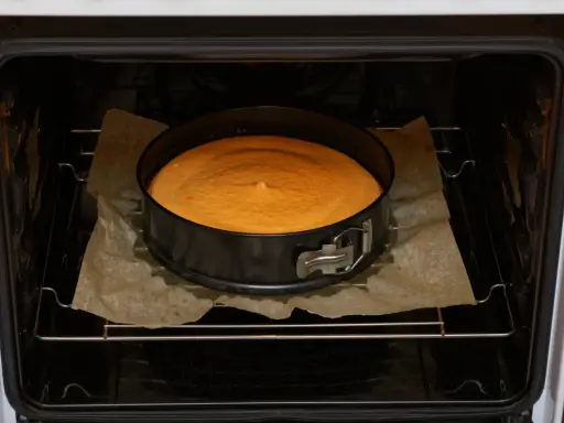 Sernik w tortownicy piecze się w piekarniku. Idealna temperatura do pieczenia sernika to 160-170 stopni Celsjusza.