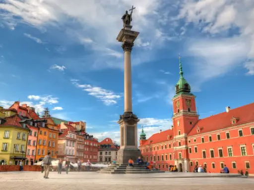 Kolumna Zygmunta i Zamek Królewski na Placu Zamkowym. Ciekawe ciekawostki o Warszawie czekają na odkrycie w tym historycznym miejscu.