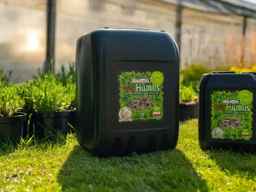Dwa czarne kanistry z napisem "Dżo Humus" - naturalny nawóz stworzony przez dżdżownice, który wspomaga wzrost roślin.