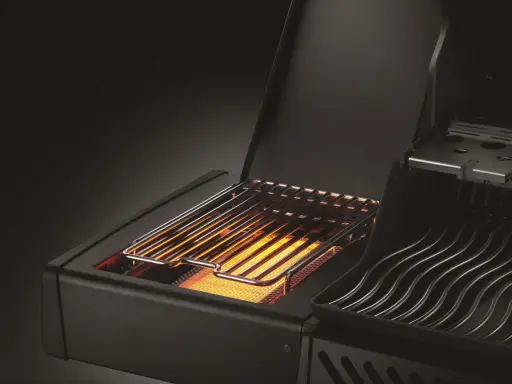 Ein Grill mit glühenden Brennern in der Sizzle Zone, bereit für perfektes Anbraten.