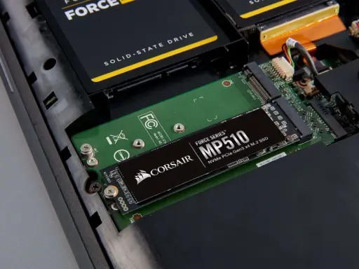 Dysk NVMe PCIe Gen3 x4 M.2 SSD Corsair MP510 wewnątrz obudowy komputera. To jest odpowiedź na pytanie: nvme co to.