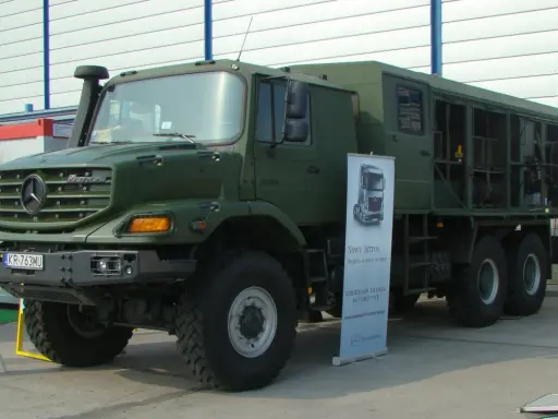 Zielony, terenowy Mercedes Zetros z zabudową, gotowy do pokonywania trudnych dróg.