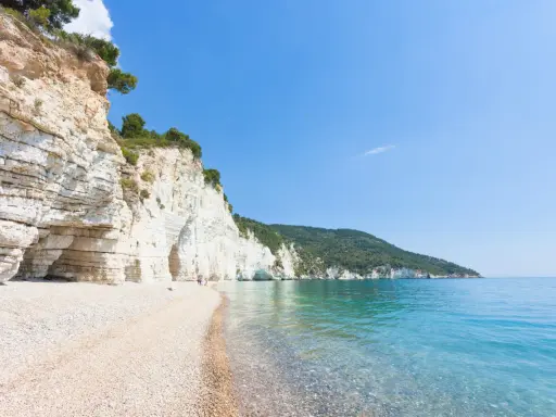 Scogliere bianche e mare cristallino, un angolo da sogno per chi cerca il mare più bello in Puglia.
