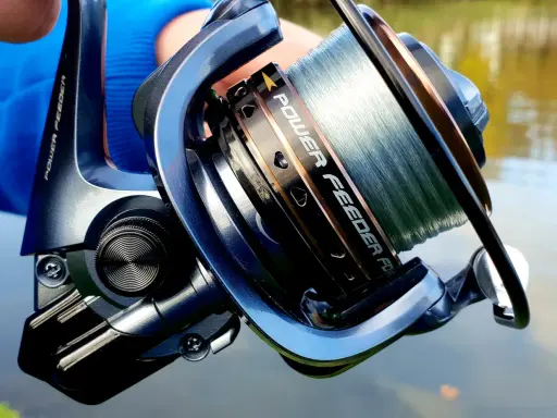 Solidny kołowrotek do method feeder z napisem "POWER FEEDER". Idealny na łowienie karpi.
