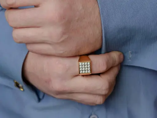 Bague en or avec pierres précieuses, un exemple pour comment nettoyer des bijoux en or avec pierre précieuse.