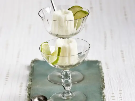 Deux coupes de sorbet citron vert, garnies de fines tranches de citron, évoquent un colonel dessert rafraîchissant.