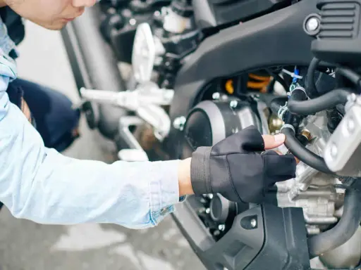 Wymiana oleju w motocyklu: co ile? Poradnik eksperta, by silnik służył lata
