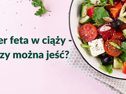Sałatka z serem feta, pomidorami, ogórkiem i oliwkami na różowym tle.