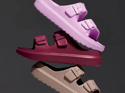 Trzy pary klapków w odcieniach różu, burgundu i beżu. Idealne buty do pracy stojącej, zapewniające komfort i wygodę.