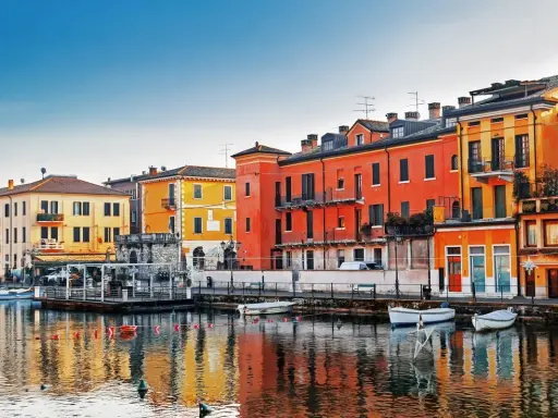 Colorate case affacciate sull'acqua, un invito a scoprire le città da visitare nel nord Italia.