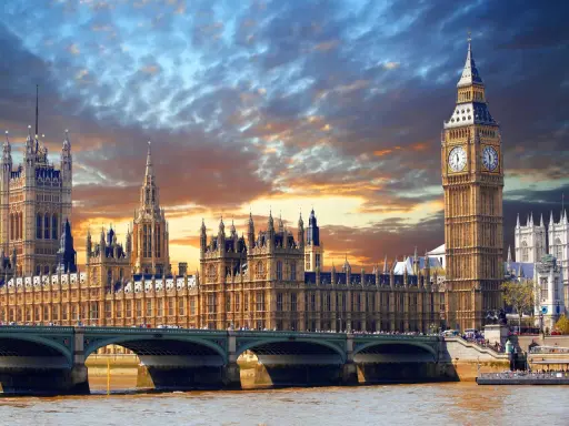 Big Ben und das Parlamentsgebäude in London bei Sonnenuntergang. Tolle London Tipps für deinen nächsten Trip!