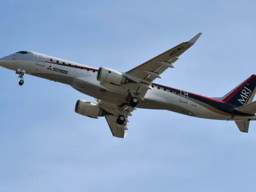 Ein Mitsubishi Regional Jet (MRJ) hebt ab. Die Mitsubishi Flugzeuge sind bekannt für ihre Effizienz.