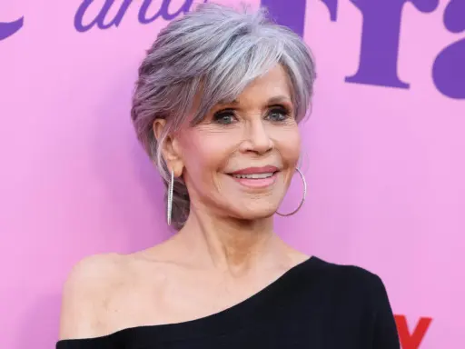 Jane Fonda luce un corte de pelo corto moderno y elegante, ideal para mujeres de 60 años.