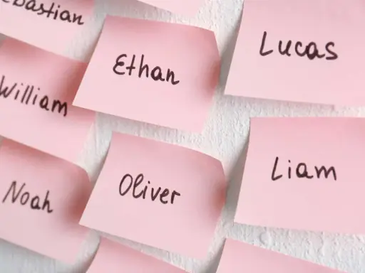 Różowe karteczki z popularnymi amerykańskimi imionami: Ethan, Lucas, Liam, Noah, Oliver, William.