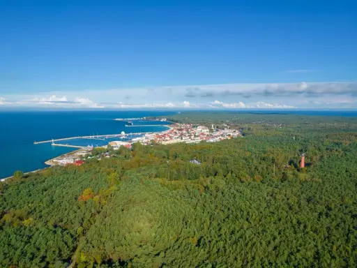 Widok na Półwysep Helski, gdzie warto zobaczyć urokliwe miasteczko, port i lasy.