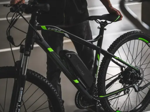 Czarny rower elektryczny z zielonymi akcentami i baterią Green Cell. Dowiedz się, jak sprawdzić baterię w rowerze elektrycznym.