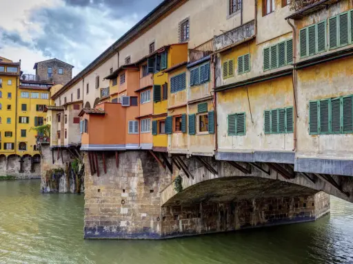 Ponte Vecchio a Firenze, un'icona da non perdere per chi visita la città. Ecco cosa vedere a Firenze in due giorni, partendo da questo gioiello.