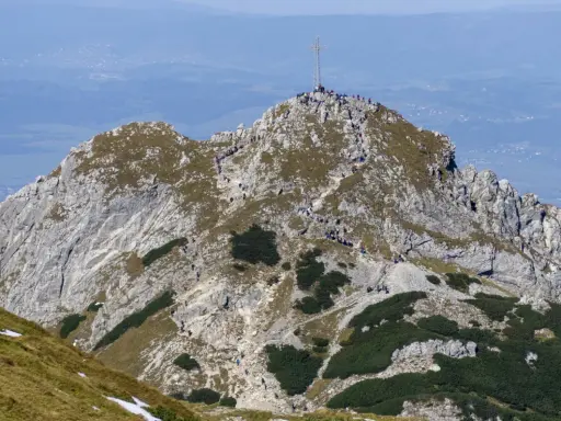 Tłum turystów na szlaku na Giewont. Czy to najłatwiejszy szlak na Giewont? Ile czasu zajmuje wejście?