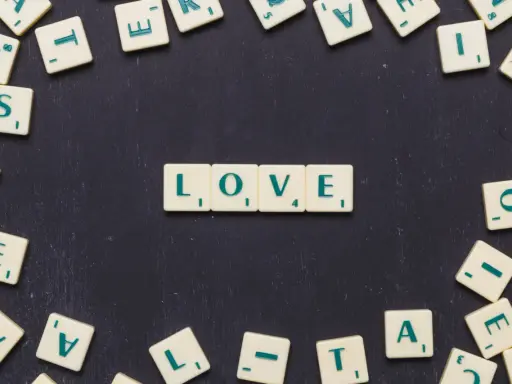Litery układają się w "LOVE", tworząc uniwersalny język miłości.