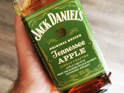 Butelka Jack Daniel's Tennessee Apple, z jabłkowym aromatem, który obiecuje wyjątkowy smak.