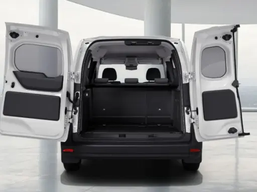 El maletero abierto de una Mercedes Citan blanca, listo para cargar.