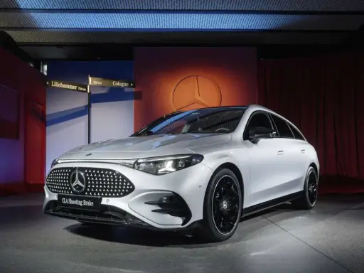 Silberner Mercedes CLA Shooting Brake Elektro auf einer Bühne, bereit für die Reise nach Köln.