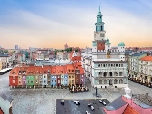 Poznański Rynek, jeden z największych rynków w Polsce, z kolorowymi kamieniczkami i renesansowym ratuszem.