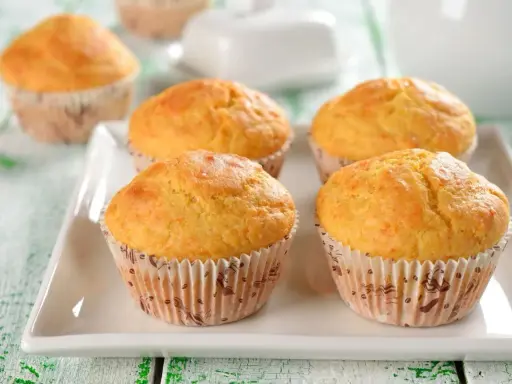 Wilgotne i puszyste muffinki na talerzu. Idealne do kawy, według prostego przepisu.