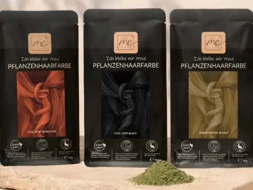Drei Packungen Pflanzenhaarfarbe in Rot, Schwarz und Blond. Natürliche hairstyling produkte für eine schonende Farbveränderung.