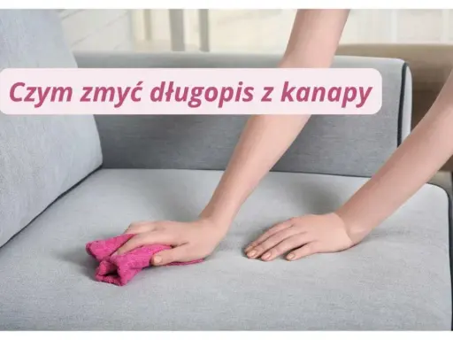 Ręka z różową ściereczką czyści szarą kanapę, pokazując, czym zmyć długopis z kanapy.