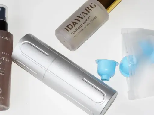 Förbered dig för solkysst hud med dessa produkter för att applicera brun utan sol. En brun mist, tanning drops och tillbehör.
