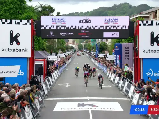 Radfahrer erreichen das Ziel der Baskenland Rundfahrt, angefeuert von Zuschauern.