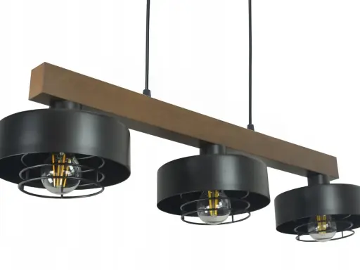 Stylowa lampa wisząca z drewnianą belką i trzema czarnymi kloszami z metalową kratką.