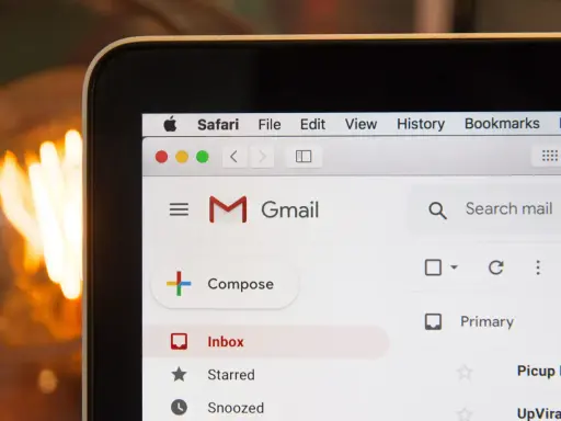 Ekran Gmail z menu Safari. Szukasz, jak zakończyć maila po angielsku? Tutaj znajdziesz inspirację do napisania idealnego zakończenia.