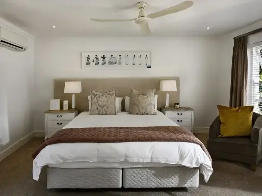 Chambre confortable avec lit douillet, prête à mettre en location sa résidence principale. Climatisation et ventilateur de plafond pour un séjour agréable.