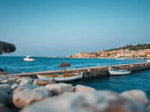 Widok na port z łodziami i miasteczkiem w tle. Idealne miejsce, by zastanowić się, jak dojechać z Larnaki do Ayia Napa.