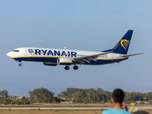 Samolot Ryanair zbliża się do lądowania. To może być jego pierwszy lot, ekscytujące chwile!