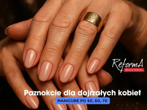 Eleganckie paznokcie dla dojrzałych kobiet, idealne na Dzień Kobiet. Delikatny beżowy manicure podkreśla piękno dłoni.
