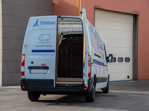 Camion blanco de alquiler de furgonetas, modelo Master, con puertas traseras abiertas. Ideal para mudanzas con carnet B.