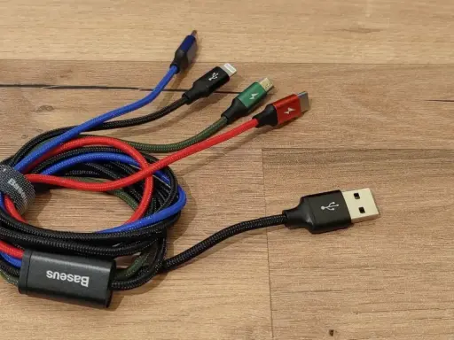 Kabel Baseus z różnymi końcówkami (USB-C, Lightning, Micro USB) zapewnia szybkie ładowanie i transfer danych dzięki technologii USB 3.0.