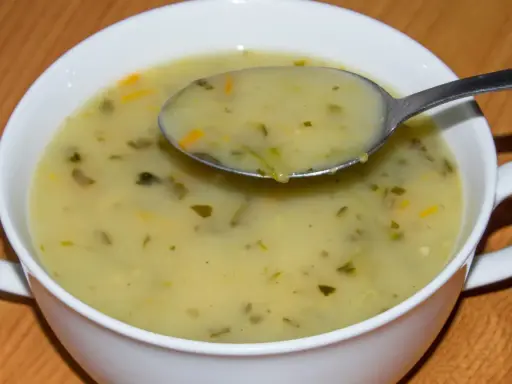 Aromatyczna zupa ogórkowa z koperkiem i marchewką. Idealne jakie przyprawy do zupy ogórkowej? Koperek i pieprz!