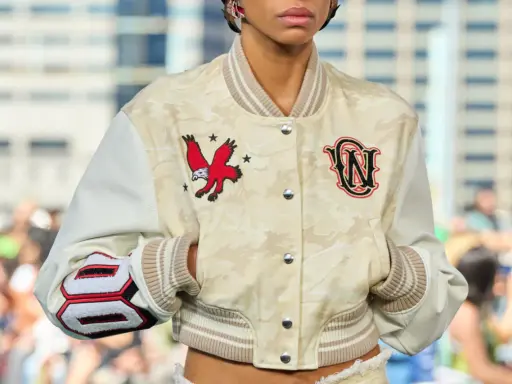 Kurtka bomberka w kolorze off-white od Virgil Abloh z haftowanym orłem i monogramem.