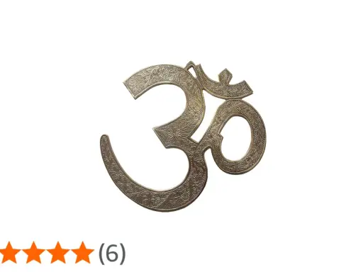 En vacker Om-symbol i metall, med intrikata mönster, som symboliserar om shanti och inre frid.