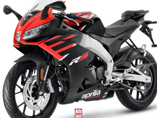 Sportowy motocykl Aprilia RS 125 w czerwono-czarnych barwach. Idealny do pierwszej jazda 125 na b bez 3 lat.